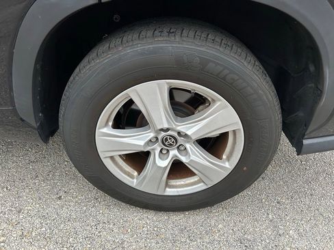 Used 2023 Toyota Highlander LE image 9