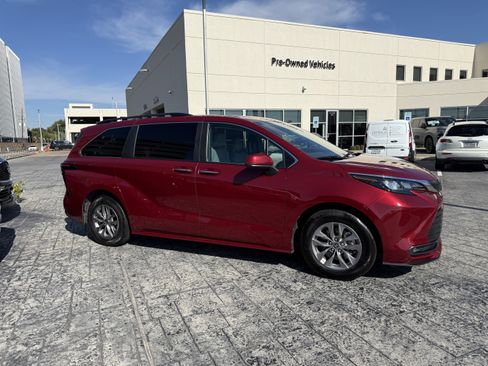 Used 2025 Toyota Sienna XLE image 8
