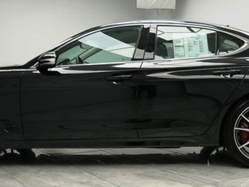 Used 2025 Genesis G70 2.5T image 9