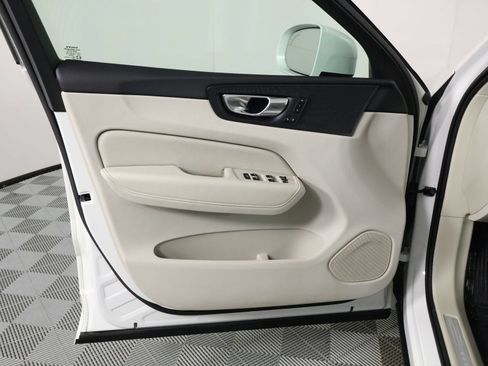 Certified 2022 Volvo XC60 B5 Momentum w/ Climate Package FWD image 17