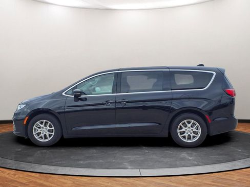 Used 2024 Chrysler Pacifica Touring-L FWD image 15