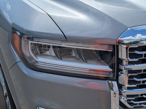 Used 2023 GMC Acadia Denali w/ Denali Technology Package FWD image 4