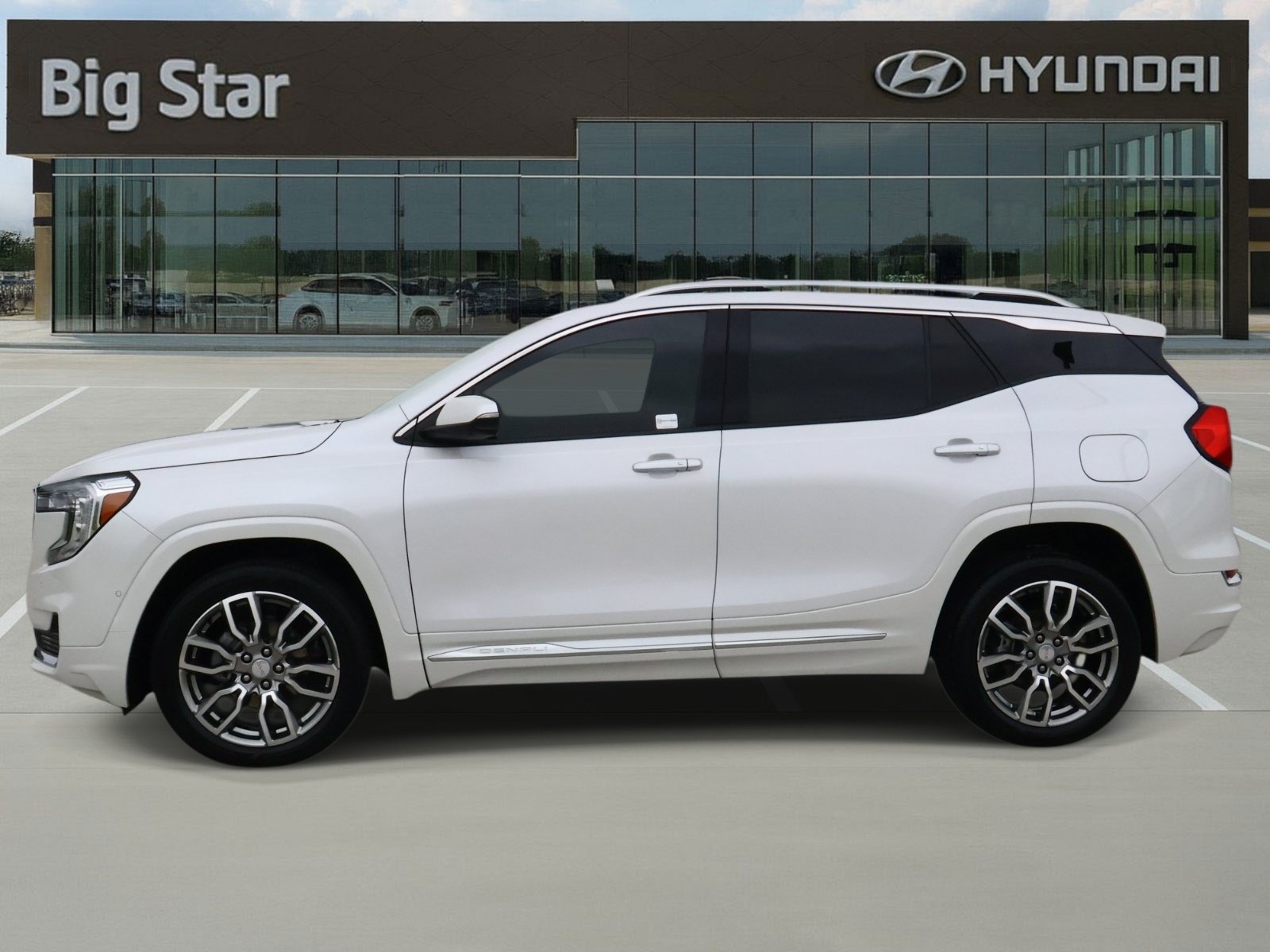 Used 2024 GMC Terrain Denali w/ Denali Premium Package AWD/4WD image 2