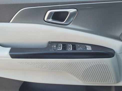 Used 2022 Kia Carnival LX image 25