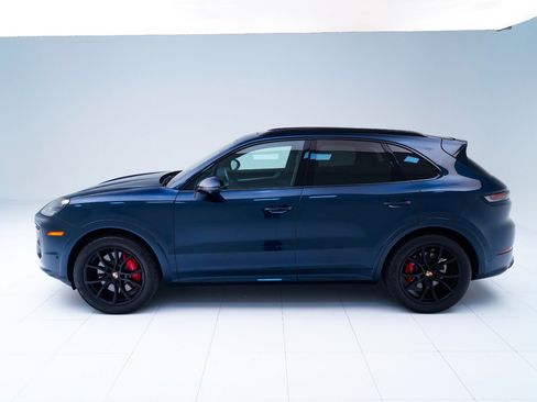 Used 2025 Porsche Cayenne S image 2