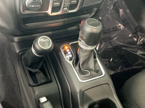 Used 2023 Jeep Gladiator Sport AWD/4WD image 16