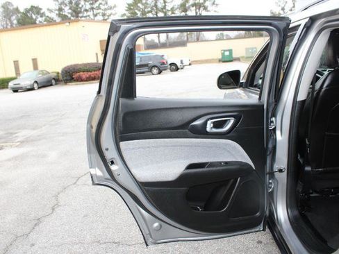 Used 2022 Jeep Compass Latitude FWD image 18