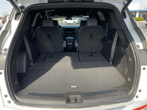 Used 2023 Buick Enclave Essence image 11