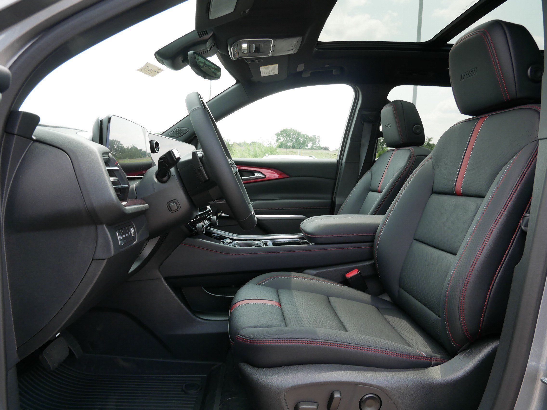 New 2026 Chevrolet Traverse RS w/ LPO, Floor Liner Package AWD/4WD image 4