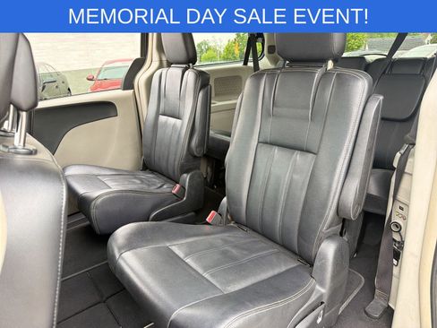 Used 2014 Chrysler Town & Country Touring FWD image 20