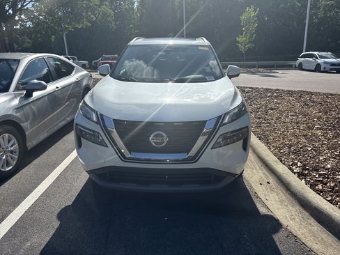 Used 2021 Nissan Rogue SV w/ Premium Package FWD image 2