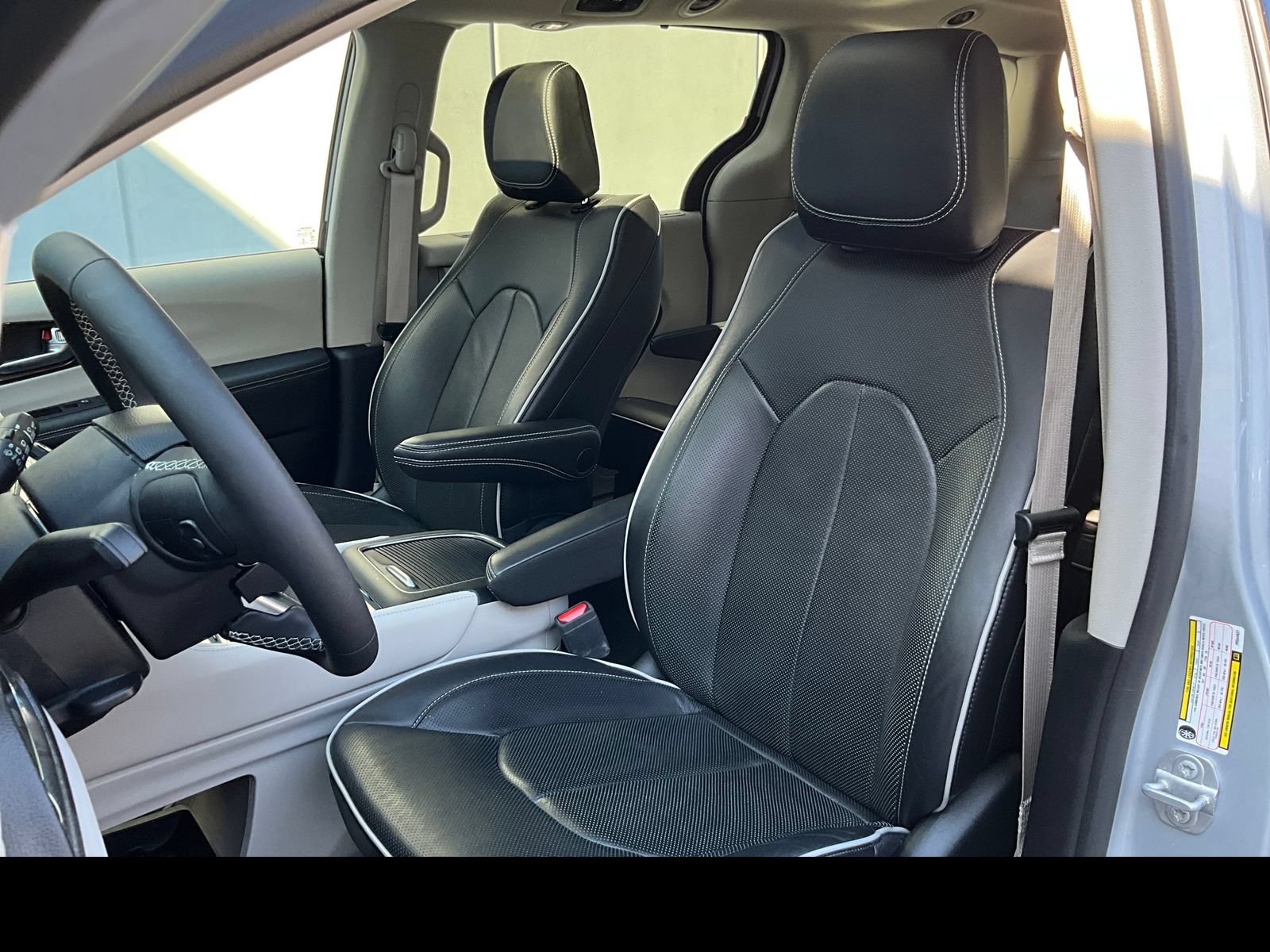 Used 2023 Chrysler Pacifica Limited AWD/4WD image 9