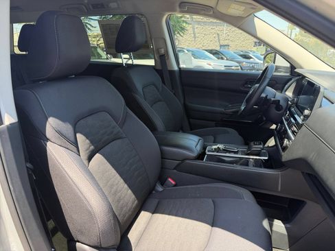 Used 2025 Nissan Pathfinder SV FWD image 34