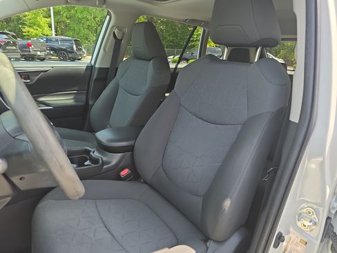 Used 2021 Toyota RAV4 XLE w/ Convenience Package FWD image 15