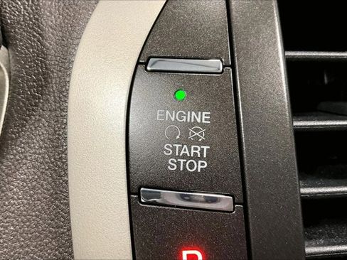 Used 2013 Lincoln MKZ image 36