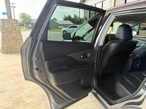 Used 2023 Nissan Murano SV FWD image 2