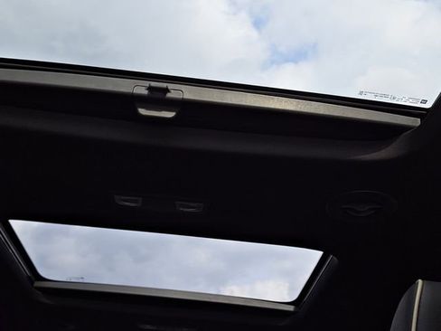 Used 2023 Chevrolet Traverse Premier image 38