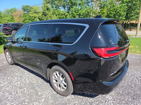 Used 2025 Chrysler Pacifica Select FWD image 13