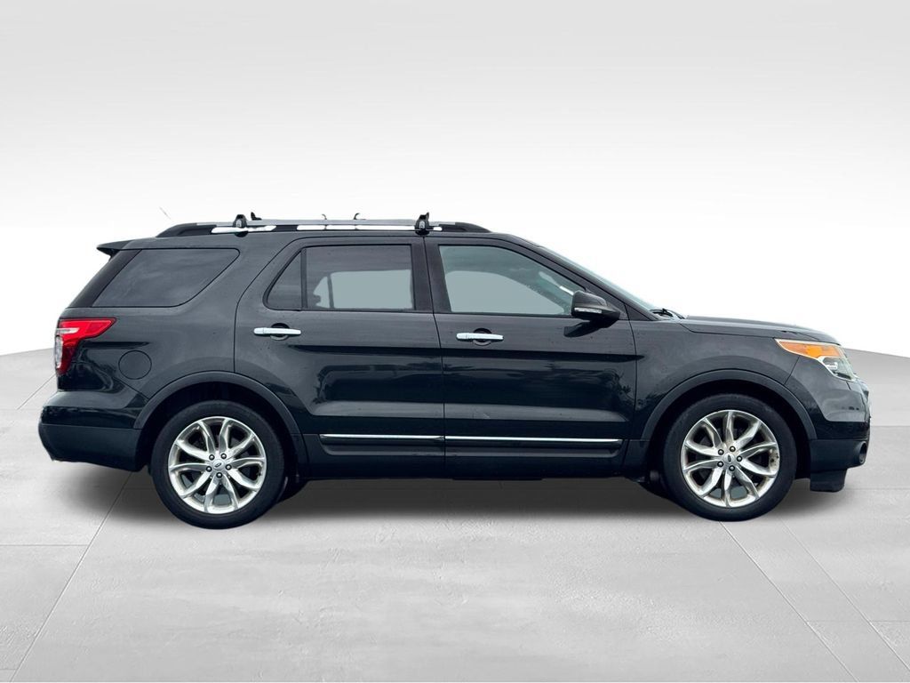Used 2015 Ford Explorer XLT w/ Equipment Group 202B FWD image 8