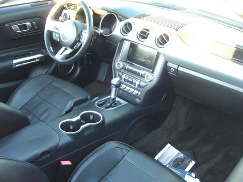 Used 2018 Ford Mustang Premium image 5