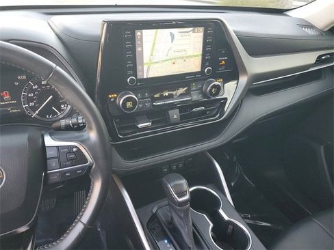 Used 2020 Toyota Highlander XLE image 24