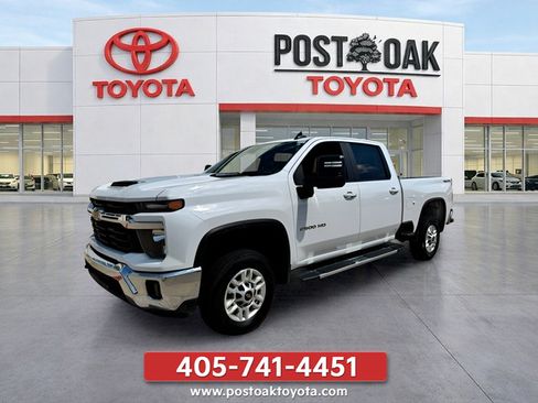 Used 2025 Chevrolet Silverado 2500 LT w/ Convenience Package AWD/4WD image 3