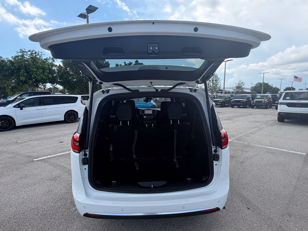 New 2027 Chrysler Pacifica Select w/ Family Tech Group FWD image 38