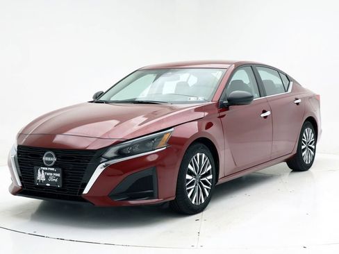Used 2024 Nissan Altima 2.5 SV image 2