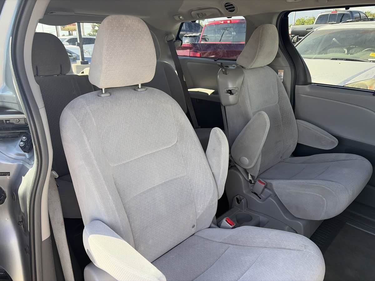 Used 2015 Toyota Sienna LE FWD image 5