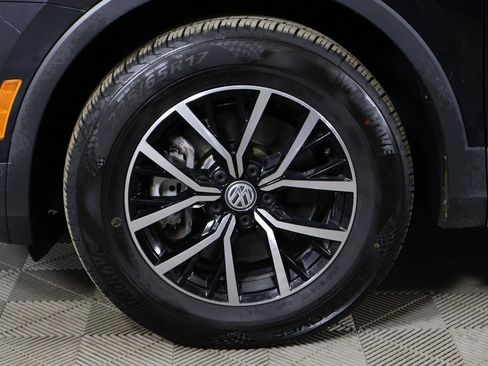 Used 2021 Volkswagen Tiguan SE w/ Panoramic Sunroof Package image 23