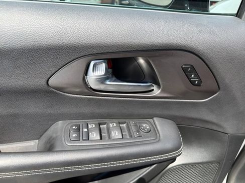 Used 2025 Chrysler Pacifica Select FWD image 16