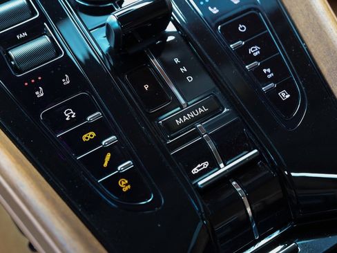 Used 2024 Aston Martin DB12 Convertible image 38