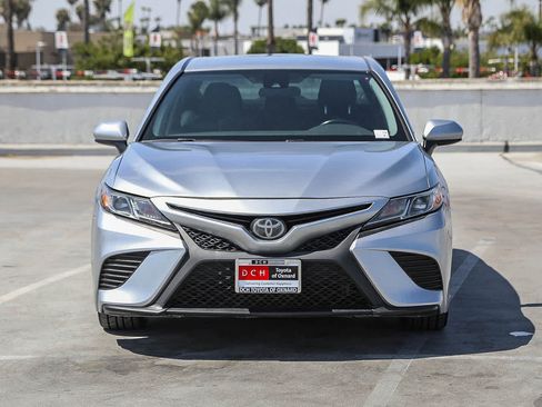 Used 2019 Toyota Camry SE FWD image 3