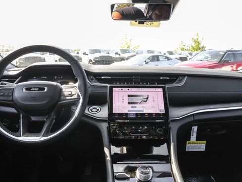 New 2025 Jeep Grand Cherokee Limited w/ Luxury Tech Group II image 16