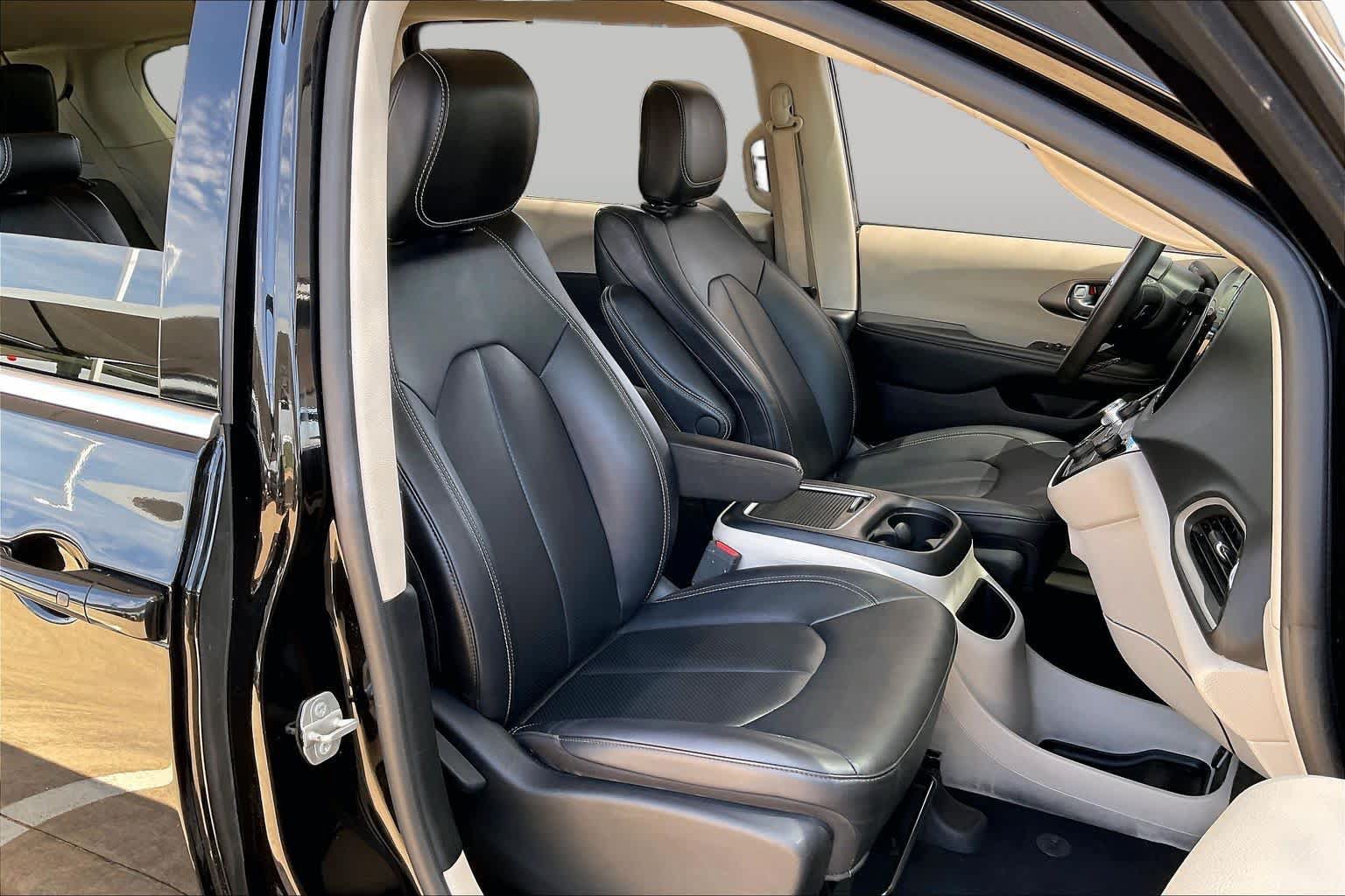 Used 2024 Chrysler Pacifica Touring-L FWD image 10