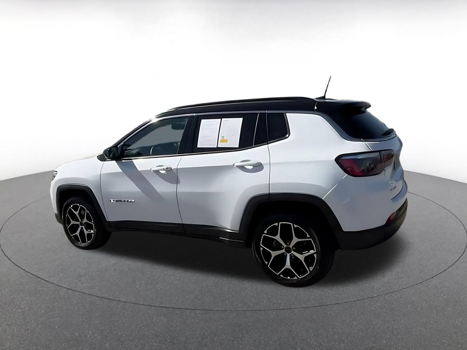 Used 2025 Jeep Compass Limited AWD/4WD image 9