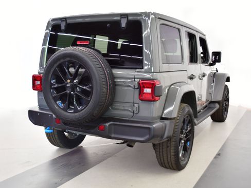 Used 2023 Jeep Wrangler Unlimited Sahara w/ Cold Weather Group AWD/4WD image 7