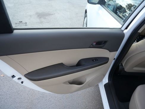 Used 2012 Hyundai Elantra GLS image 17