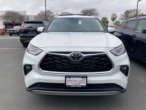 New 2026 Toyota Highlander Platinum image 2