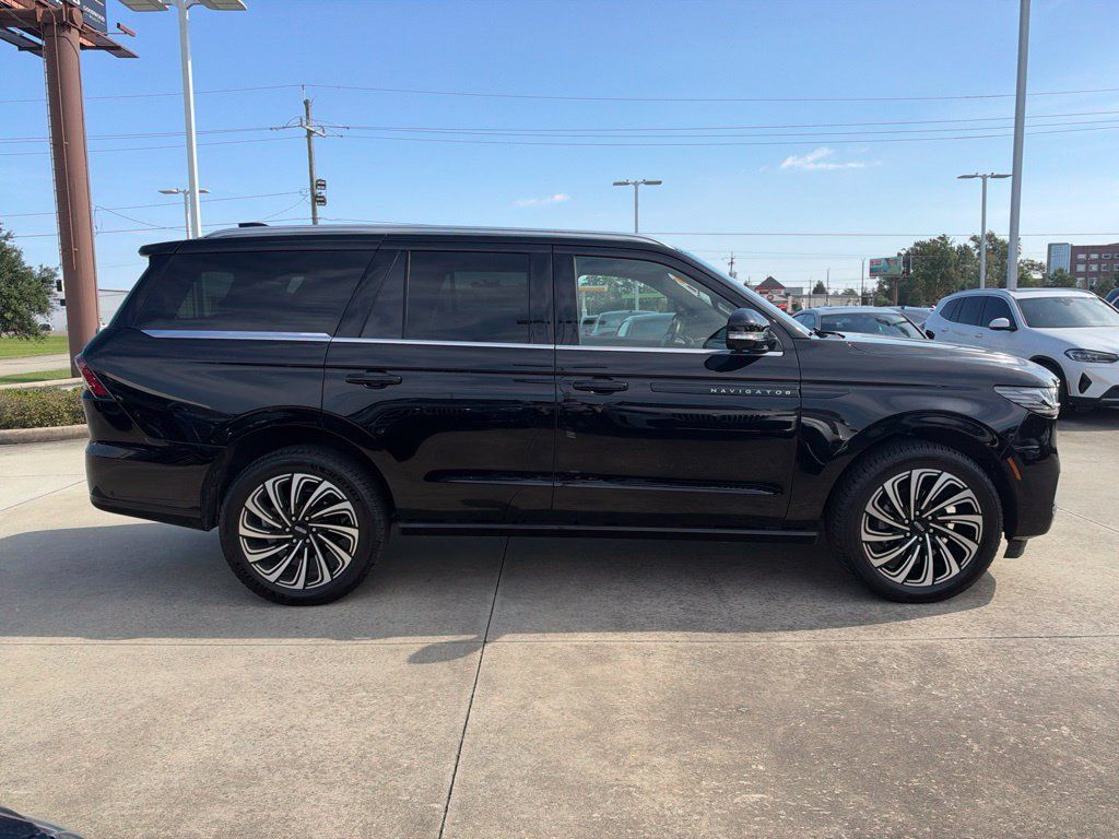 Used 2025 Lincoln Navigator Black Label AWD/4WD image 6