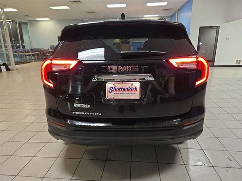 Used 2024 GMC Terrain SLE w/ Driver Convenience Package image 7