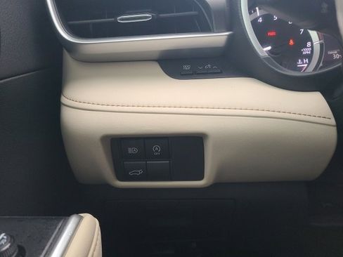 Used 2024 Toyota Highlander XLE image 25