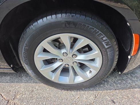 Used 2015 Chrysler 300 Limited RWD image 9