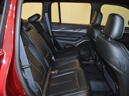 Used 2025 Jeep Grand Cherokee Limited w/ Black Appearance Package image 12