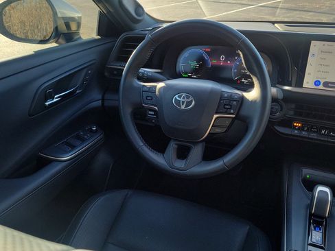 Used 2023 Toyota Crown Limited image 10