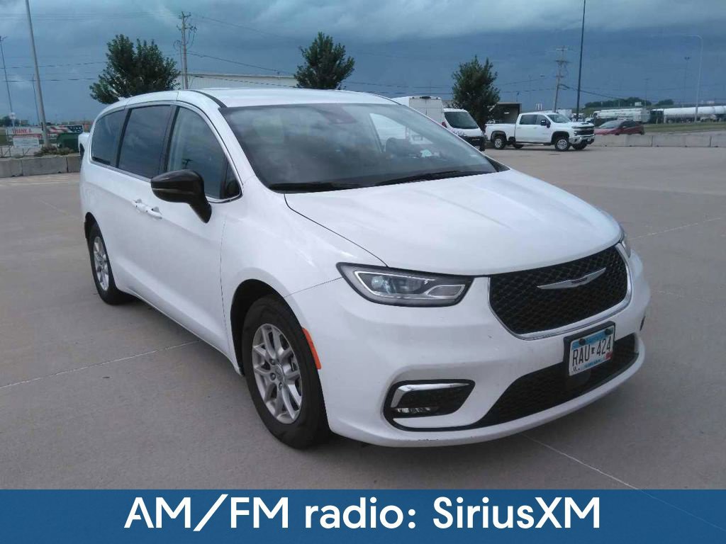 Used 2024 Chrysler Pacifica Touring-L FWD image 7