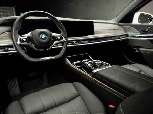 Used 2023 BMW i7 xDrive60 AWD/4WD image 2
