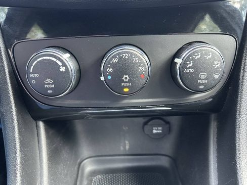 Used 2013 Chrysler 200 Touring FWD image 17