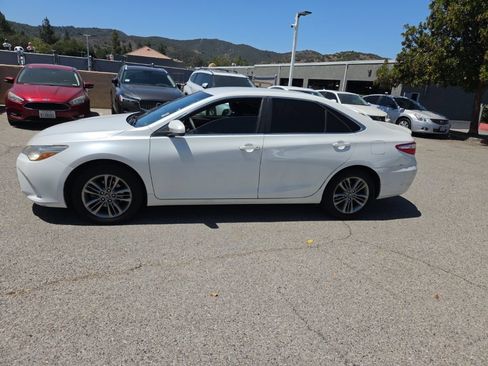 Used 2017 Toyota Camry SE FWD image 2