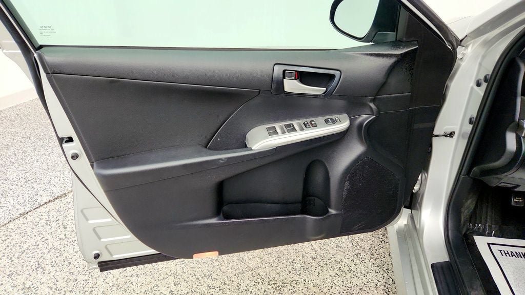 Used 2014 Toyota Camry SE FWD image 10